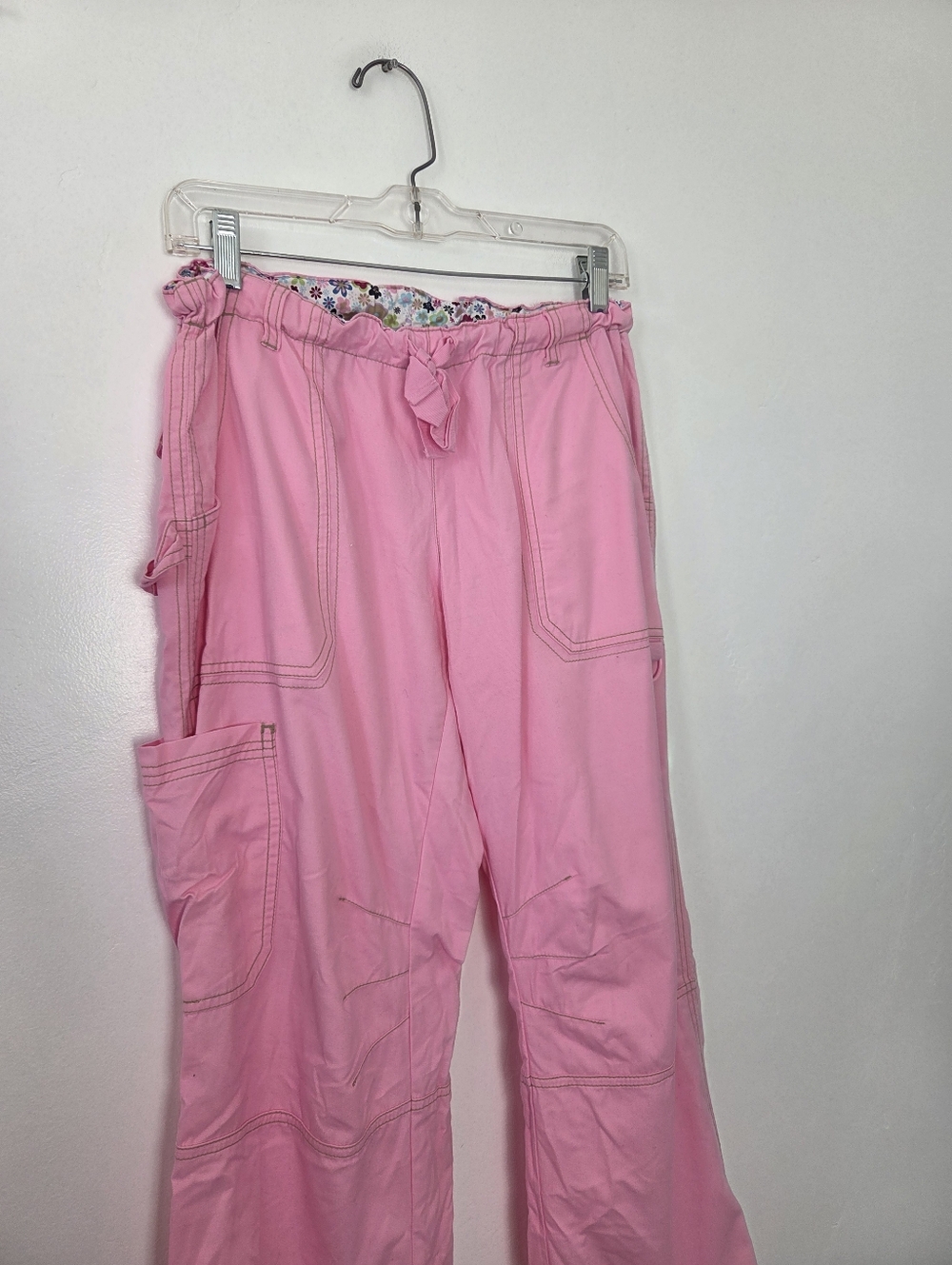 Koi By Kathy Peterson Scrub Set Pink Floral Cargo Pants Medical Nursing M/L - Picture 12 of 15
